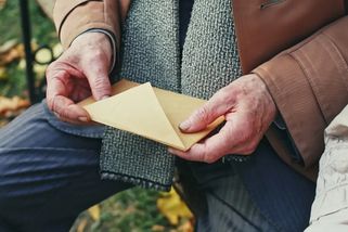 „Dárky nekupujte, dejte nám radši peníze.“ Rodiny seniorům diktují, jak a za co mají své peníze utrácet